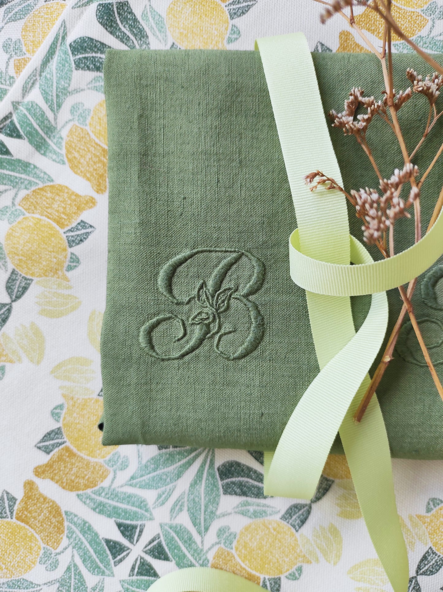 Torchon monogrammé vert olive