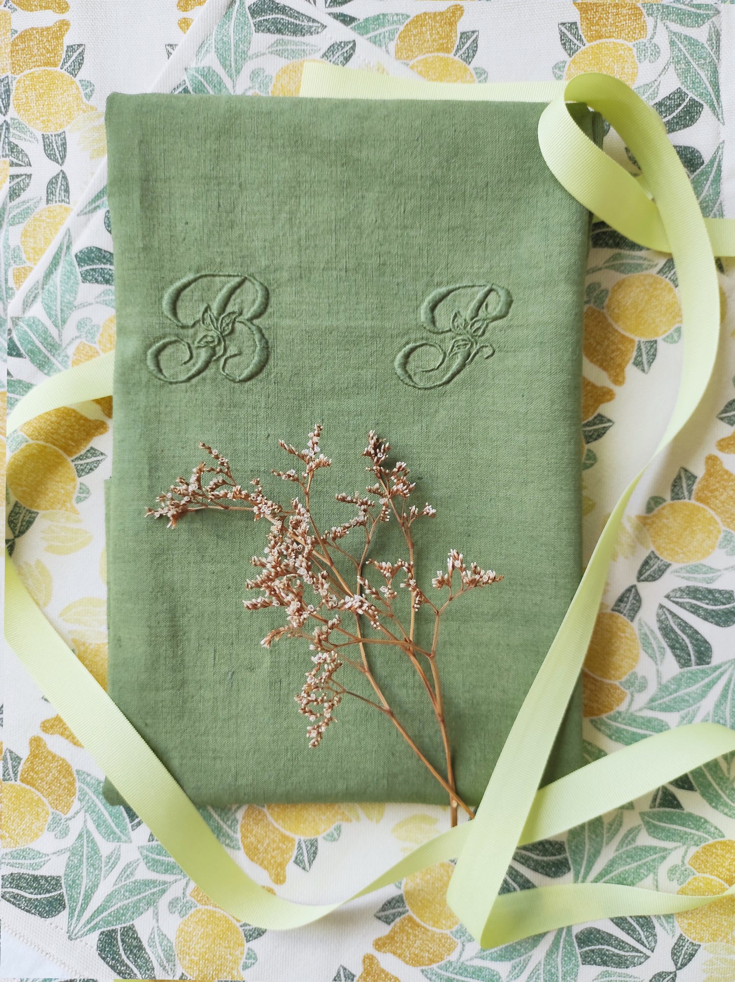 Torchon monogrammé vert olive