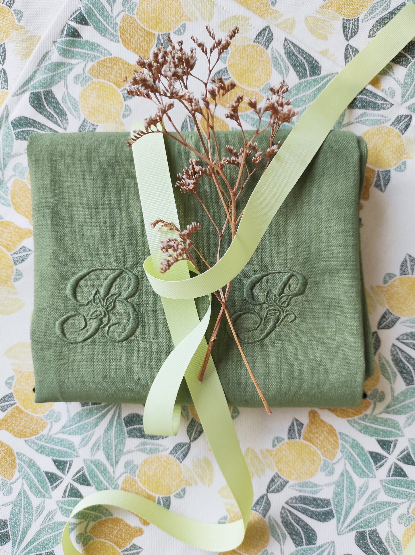 Torchon monogrammé vert olive